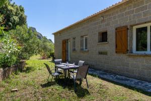 Zahrada ubytování U Tadu - Maison de vacances en pierre avec vue et nature en Corse du Sud