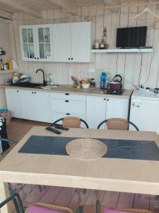 Kuhinja oz. manjša kuhinja v nastanitvi Glamping Mezi ploty