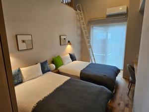 two beds in a small room with a ladder at PrivateVilla Isola - Vacation STAY 28837v  +29 photos