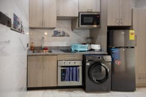 Dapur atau dapur kecil di Deluxe Studio Apartment, East Airport