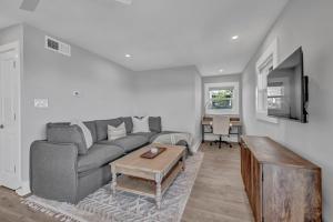 uma sala de estar com um sofá e uma mesa em The Wright View by Sea Scape Properties em Wrightsville Beach