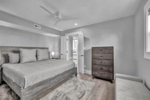 um quarto com uma cama e uma cômoda em The Wright View by Sea Scape Properties em Wrightsville Beach