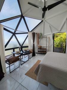 Postel nebo postele na pokoji v ubytování Sunrise Hill Glamping