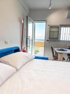 Postel nebo postele na pokoji v ubytování Terracina Seaside Apartments