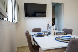TV a/nebo společenská místnost v ubytování Terracina Seaside Apartments