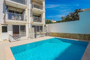 Φωτογραφία από το άλμπουμ του Maisonette with communal Pool in Qala - By Solea σε Qala