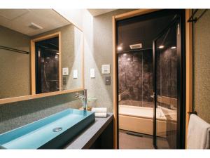 bagno con lavandino blu e vasca di Isizue Tabine - Vacation STAY 30976v a Kanazawa