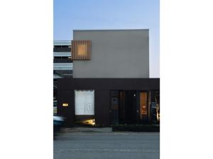 un edificio bianco e nero con una strada di Isizue Tabine - Vacation STAY 30976v a Kanazawa Altre 11 foto