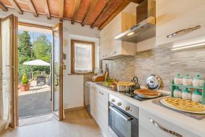 Η κουζίνα ή μικρή κουζίνα στο Podere del Ciacchi Among Tuscany Greenery - Happy Rentals