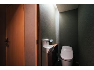 un piccolo bagno con un water e un lavandino di Isizue Tabine - Vacation STAY 31772v a Kanazawa Altre 9 foto