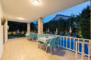 un patio con tavolo e sedie su un balcone di Ölüdeniz, Villa Solvento a Fethiye