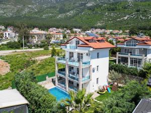 una vista aerea di una casa con piscina di Ölüdeniz, Villa Solvento a Fethiye