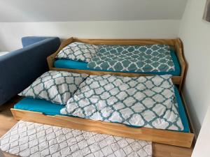 three twin beds in a room with at Ferienwohnung Siebenbergen in Logabirumerfeld