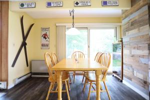 Un comedor con mesa y sillas de madera. en Sunnyside 9, WV, en Waterville Valley