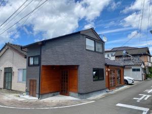 Oyado Tototo - Vacation STAY 37451v في Akune: منزل صغير على جانب شارع