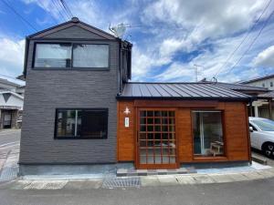 Oyado Tototo - Vacation STAY 37451v في Akune: منزل صغير على جانب شارع +3 صور