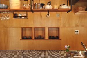 Oyado Tototo - Vacation STAY 37451v في Akune: مطبخ مع بعض النوافذ على الحائط