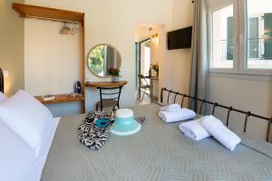 a bedroom with a bed with towels and a mirror at Sueño Central Apartments in Gaios