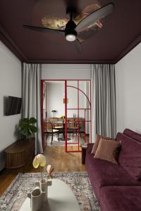 un salon avec un canapé et un ventilateur de plafond dans l'établissement Entu Apartamenty Odrzanska, à Wrocław