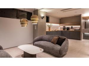 福山市にあるSun Hotel Fukuyama - Vacation STAY 42334vのソファとテーブルのあるリビングルーム