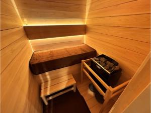 岐阜市にあるSAUNA HOTEL GIFU - Vacation STAY 48268vのベンチ付きのサウナのオーバーヘッドビュー +1枚の写真
