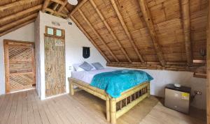 Rúm í herbergi á Hass Glamping Jericó