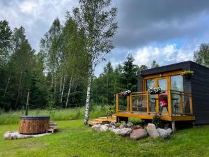 PäidreARKA Puhkemajad的院子中间的小房子