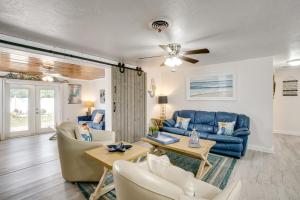 Khu vực ghế ngồi tại 2 Mi to Manasota Key Beach Home with Yard +20 ảnh