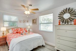 Giường trong phòng chung tại 2 Mi to Manasota Key Beach Home with Yard