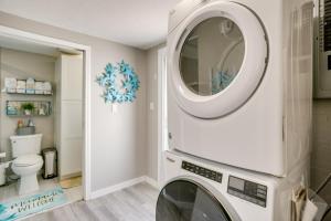 Phòng tắm tại 2 Mi to Manasota Key Beach Home with Yard