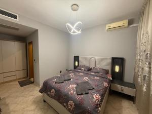 En eller flere senge i et værelse på YS Platinum Residence