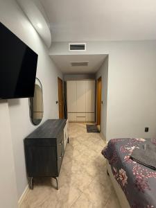 Μια τηλεόραση ή/και κέντρο ψυχαγωγίας στο YS Platinum Residence