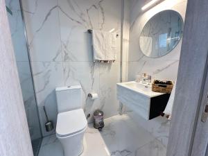 ラルナカにあるHome For You - Holiday Apt Larnacaのトイレと洗面台を備えた白いバスルーム