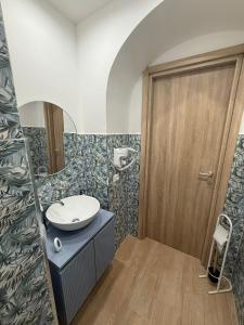 un baño con lavabo y espejo en La Dimora del CAPO, en Palermo