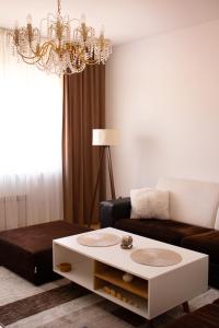 een woonkamer met een bank en een salontafel bij Apartment Emmi in Sarajevo