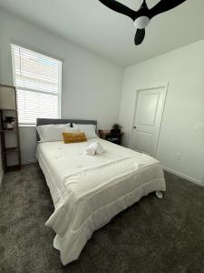 Un pat sau paturi într-o cameră la Apartment for remote workers or travel nurses
