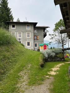 een huis bovenop een grasheuvel bij Casa Soraya 2 in Falcade +7 foto's