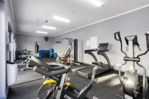 Cape Town Studio - Table Mountain Views, Gym, Free Parking, Free WiFi في كيب تاون: صالة ألعاب رياضية بها عدة دراجات تمارين في الغرفة