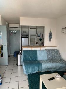 una sala de estar con un sofá y una mesa en Les pieds dans l eau au Lydia Playa, en Le Barcarès