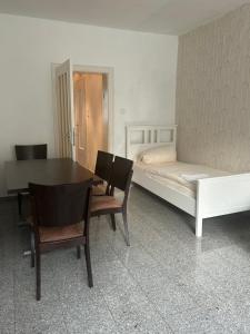 ハノーファーにあるHannover City Apartmentのベッドとテーブルと椅子のある寝室 +5枚の写真