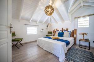 Ein Bett oder Betten in einem Zimmer der Unterkunft Villa d'Happy Bay - Panoramic View of Caribbean and sunsets