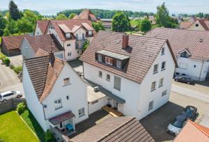 een uitzicht op een groot wit huis met rode daken bij Wohnung Pinot in Seenähe in Friedrichshafen