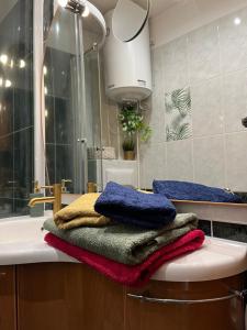 a bathroom with towels sitting on a bathroom sink at Apartament Piwna52 in Gdańsk +22 photos