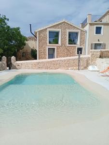 une grande piscine devant une maison dans l'établissement Casas de Aledo Precioso apartamento con hermosas vistas y jardin, à La Risca