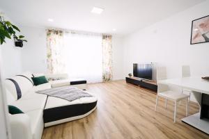 ベニカルロにあるNew Big City Center Apartment 4th floor no elevatorのソファとテーブルのある白いリビングルーム