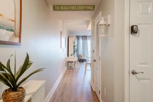 un pasillo con paredes blancas y una maceta en Whitesands Retreat - Incredible Resort Home, en Panama City Beach