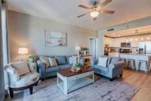 Una sala de estar con un sofá y dos sillas y una mesa. en Whitesands Retreat - Incredible Resort Home, en Panama City Beach 41 fotos más