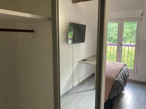 a bedroom with a bed and a tv on a wall at HSH France Chambre City 3 Proche de Disney in Meaux +12 photos
