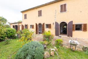 an external view of a house with a garden at Il Paglieto - Natura, Stelle, Relax e Piscina in Manciano