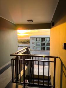 een balkon met uitzicht op een gebouw bij LLL Apartments M6 in Khakalashwe +5 foto's